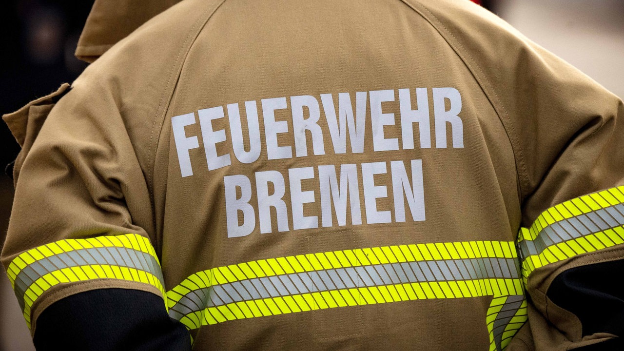 Eine Einsatzkraft der Feuerwehr Bremen ist von hinten zu sehen